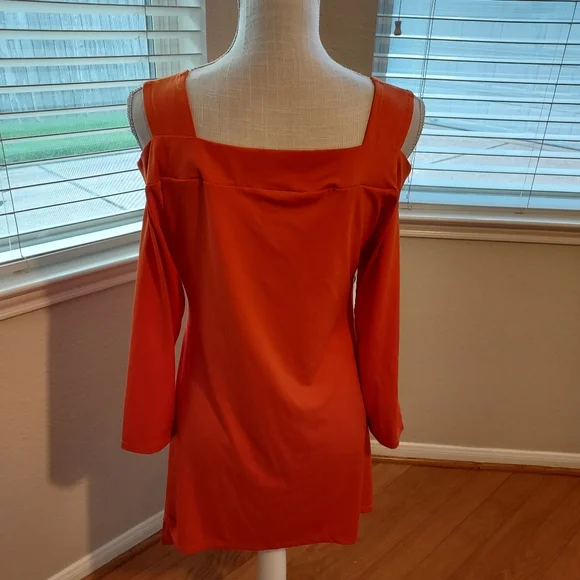 MIDNIGHT VELVET ORANGE COLD SHOULDER ASYMMETRIC SIDES LONG SLEEVE TOP - Picture 3 of 3